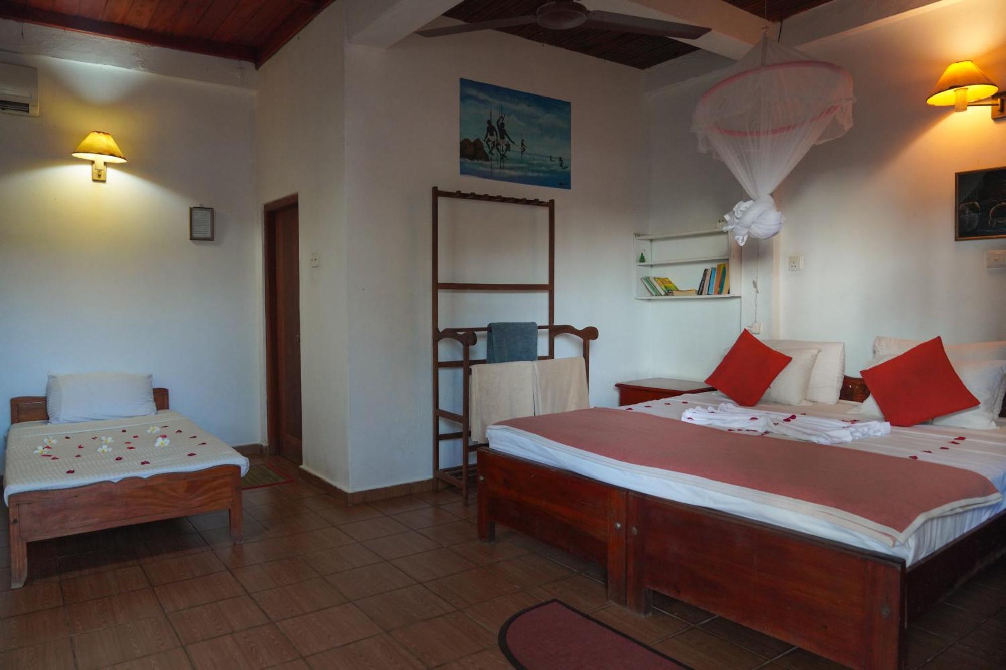 Shanthi Beach Resort Унаватуна Екстериор снимка