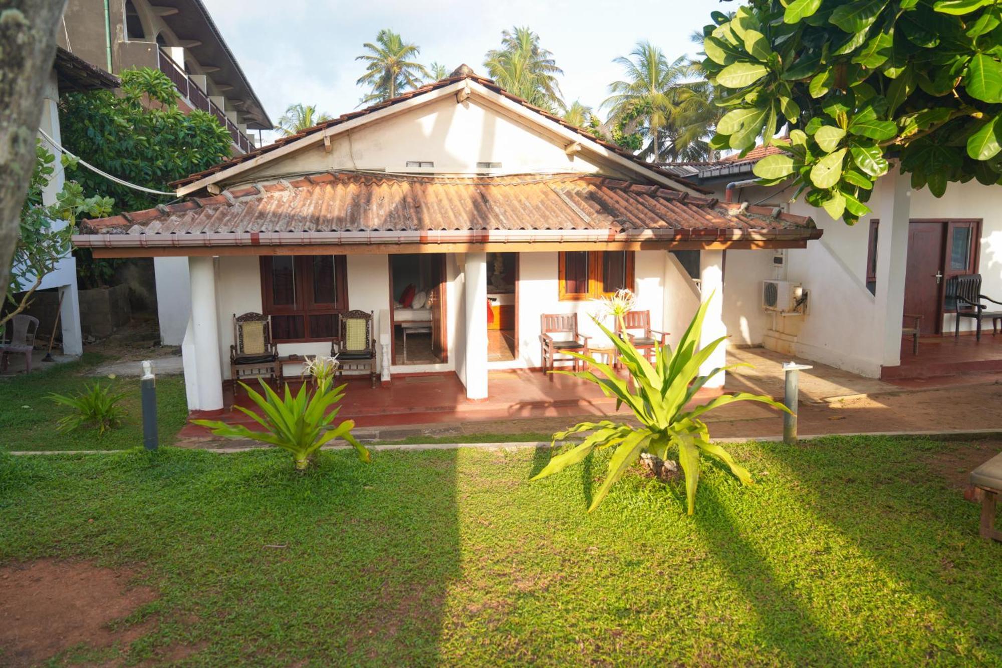 Shanthi Beach Resort Унаватуна Екстериор снимка