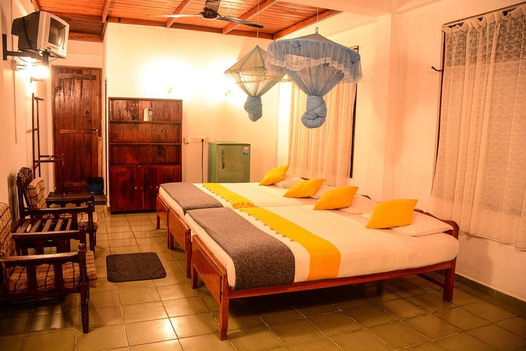 Shanthi Beach Resort Унаватуна Екстериор снимка