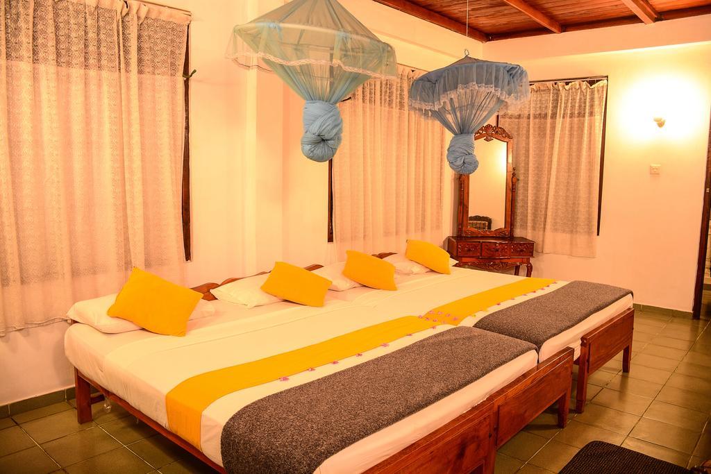 Shanthi Beach Resort Унаватуна Екстериор снимка