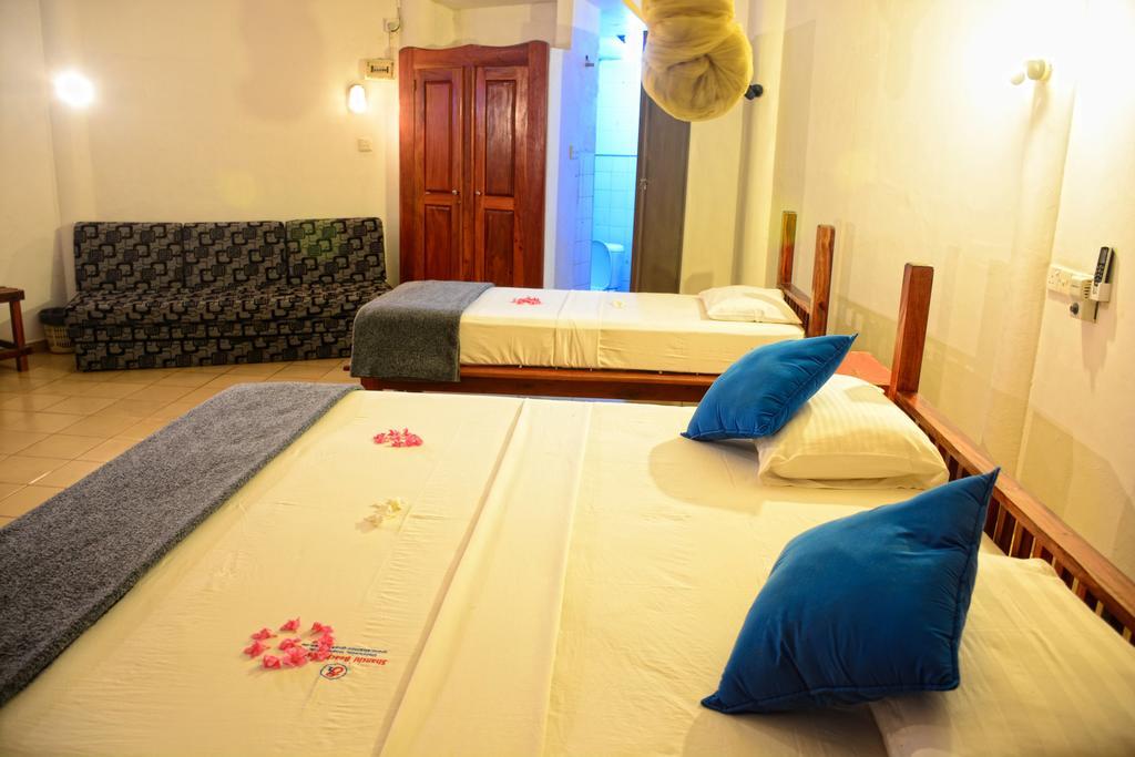 Shanthi Beach Resort Унаватуна Екстериор снимка