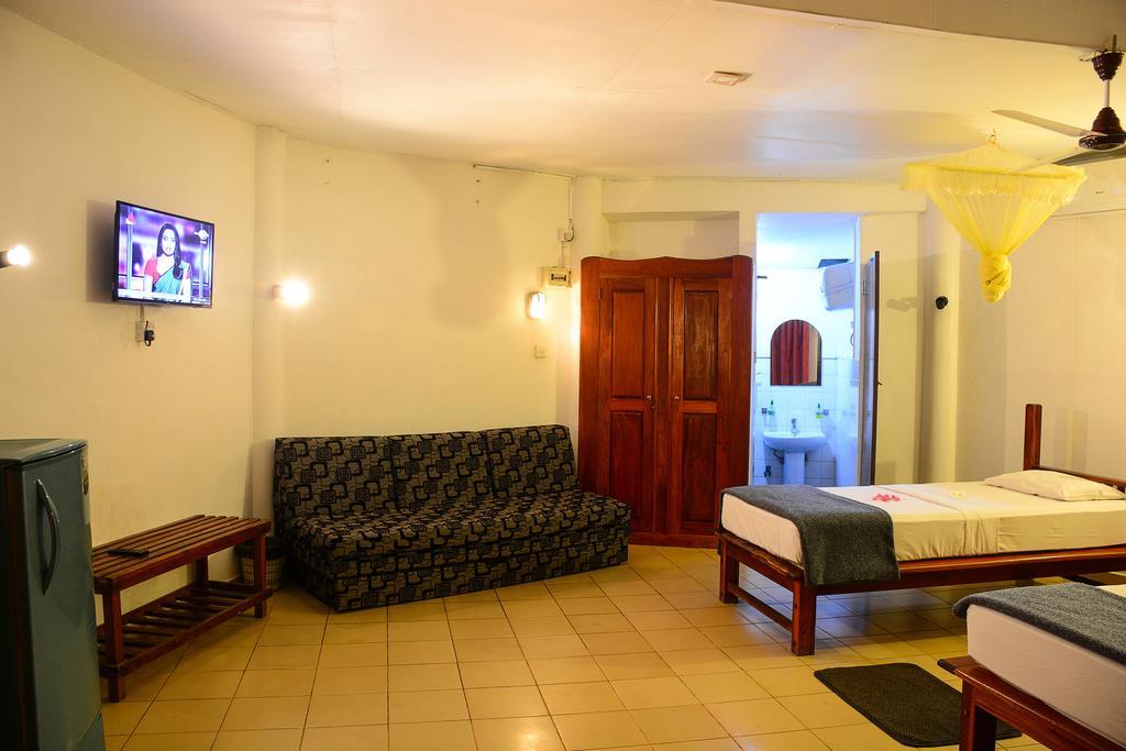 Shanthi Beach Resort Унаватуна Екстериор снимка