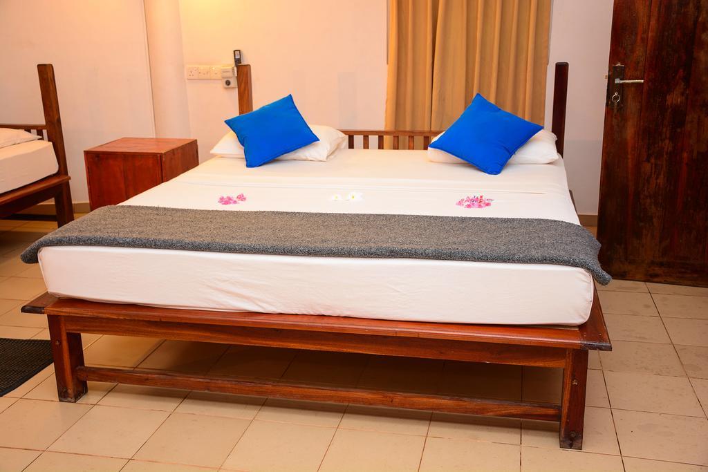 Shanthi Beach Resort Унаватуна Екстериор снимка