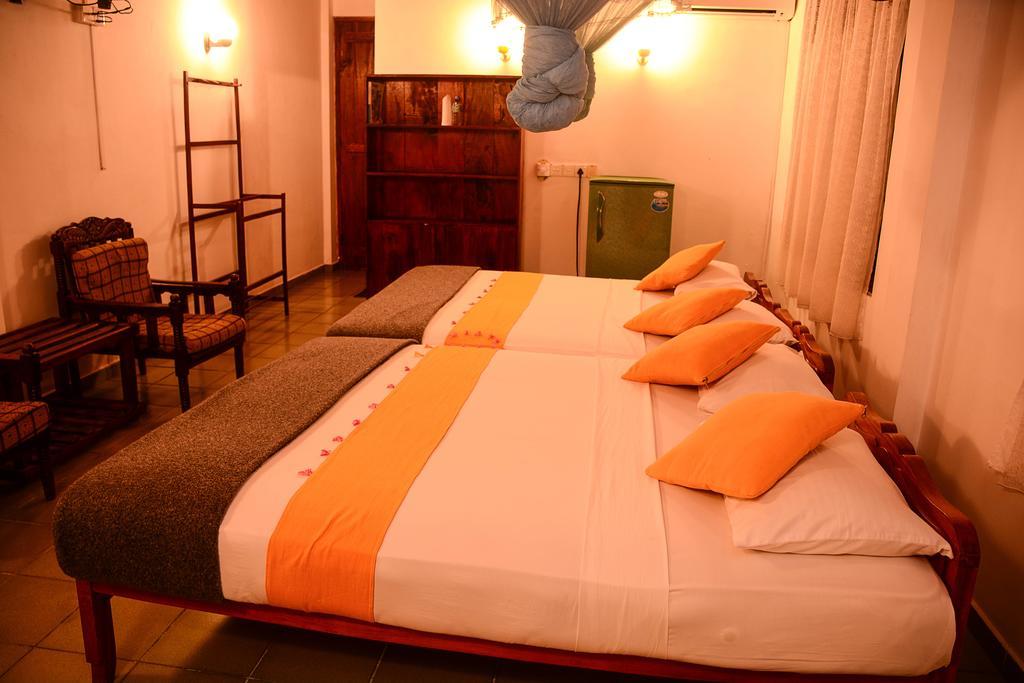 Shanthi Beach Resort Унаватуна Екстериор снимка