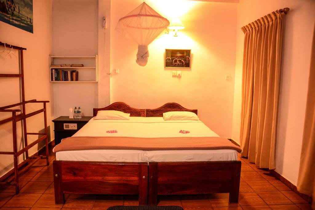 Shanthi Beach Resort Унаватуна Екстериор снимка