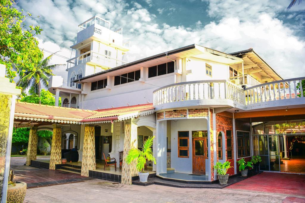 Shanthi Beach Resort Унаватуна Екстериор снимка