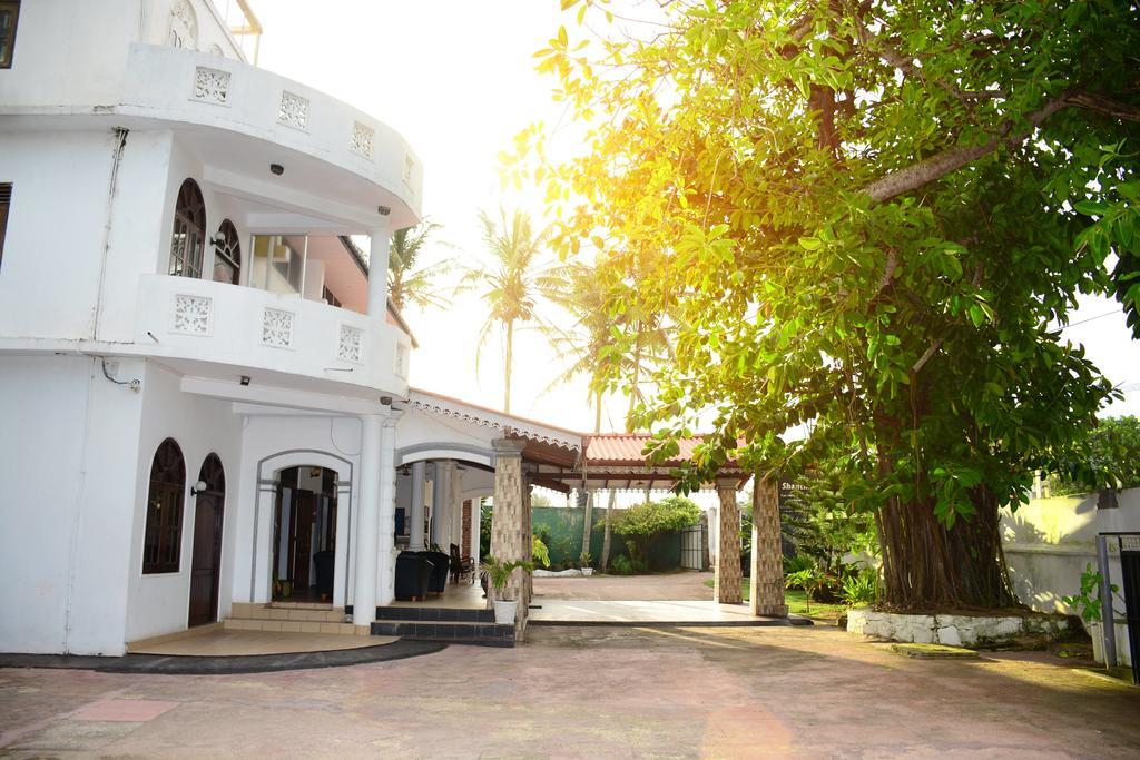 Shanthi Beach Resort Унаватуна Екстериор снимка