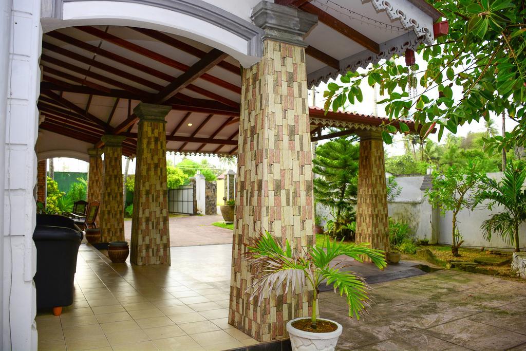 Shanthi Beach Resort Унаватуна Екстериор снимка