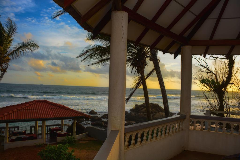 Shanthi Beach Resort Унаватуна Екстериор снимка
