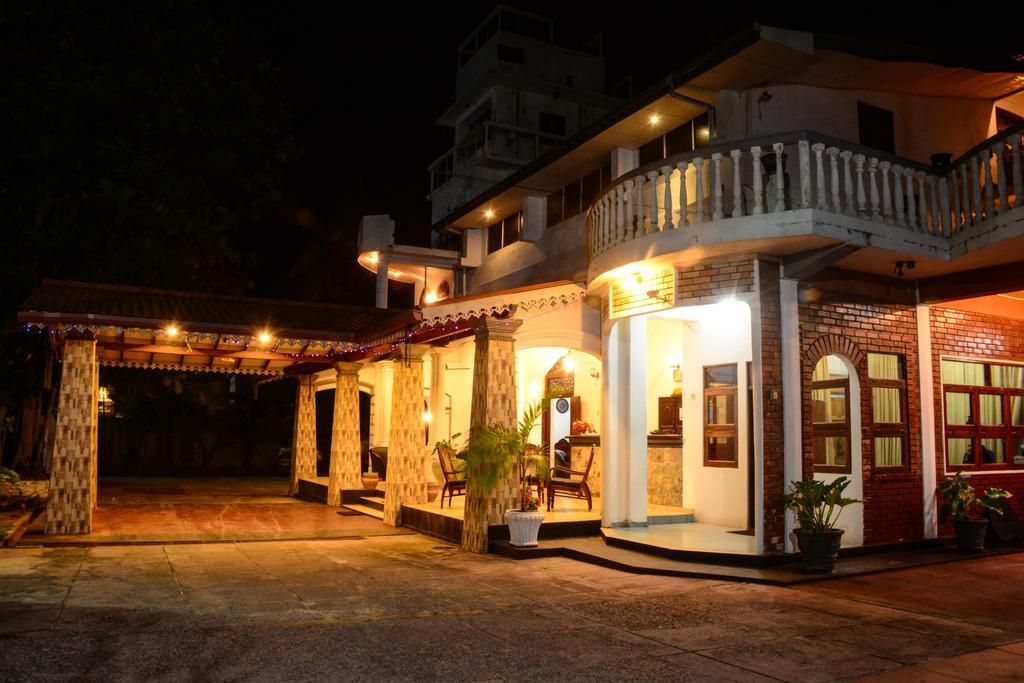 Shanthi Beach Resort Унаватуна Екстериор снимка