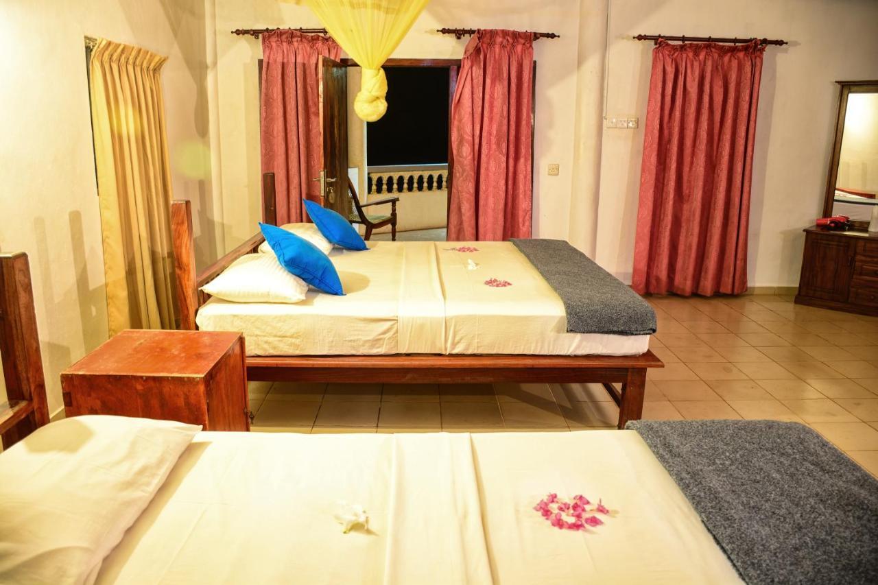 Shanthi Beach Resort Унаватуна Екстериор снимка
