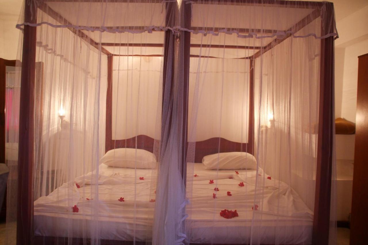Shanthi Beach Resort Унаватуна Екстериор снимка